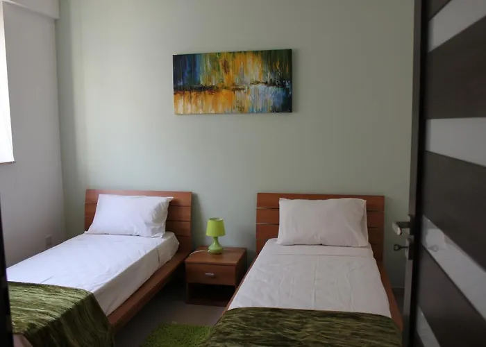 Sunny 2 Bedroom, 2 Bathrooms, Seaside Apt.