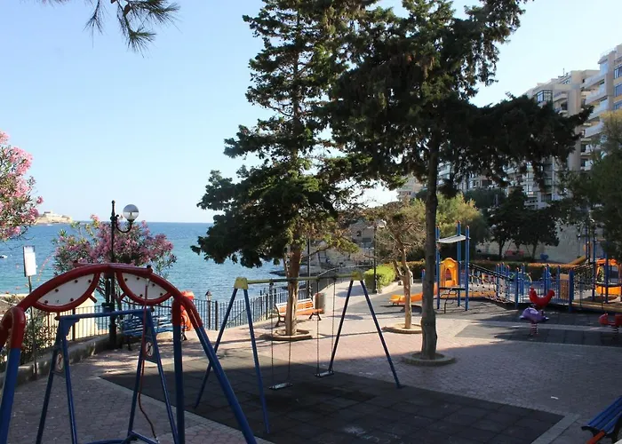 Sunny 2 Bedroom, 2 Bathrooms, Seaside Apt.