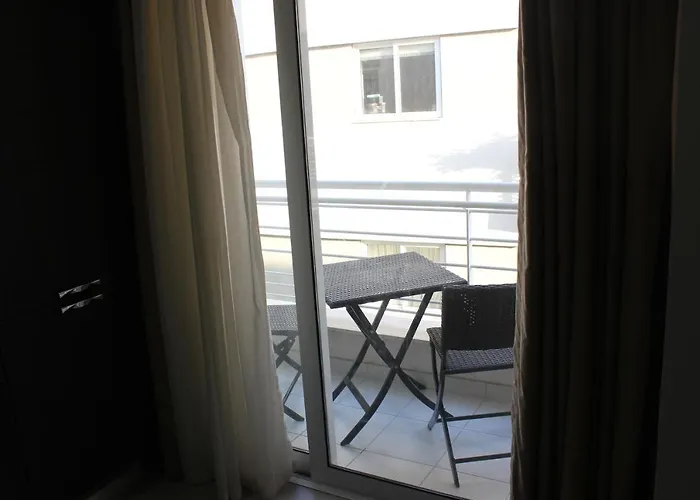Sunny 2 Bedroom, 2 Bathrooms, Seaside Apt.