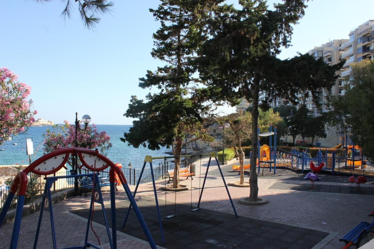 Sunny 2 Bedroom, 2 Bathrooms, Seaside Apt. *