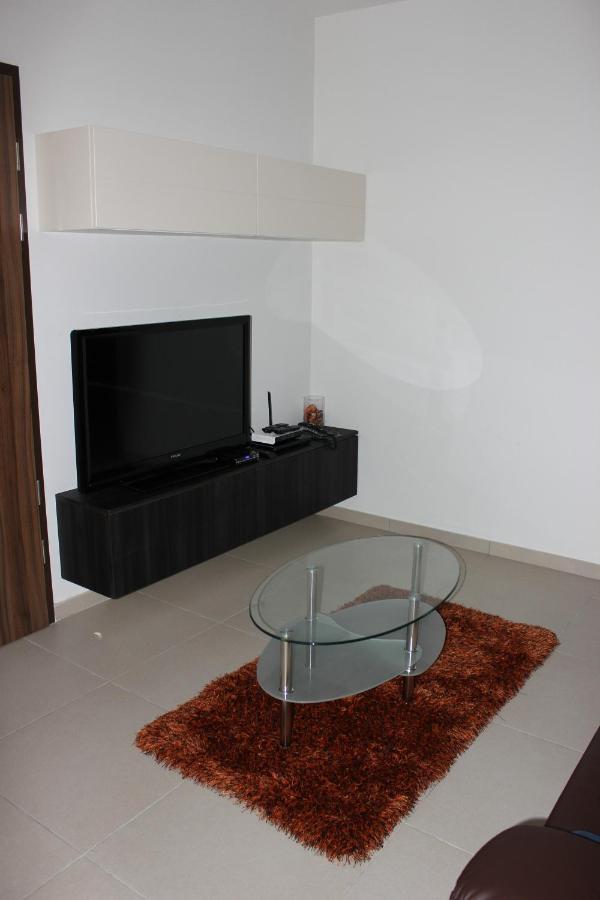 Sunny 2 Bedroom, 2 Bathrooms, Seaside Apt. Apartment Sliema