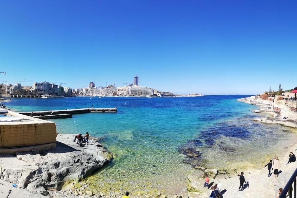 Sunny 2 Bedroom, 2 Bathrooms, Seaside Apt. Apartament Sliema